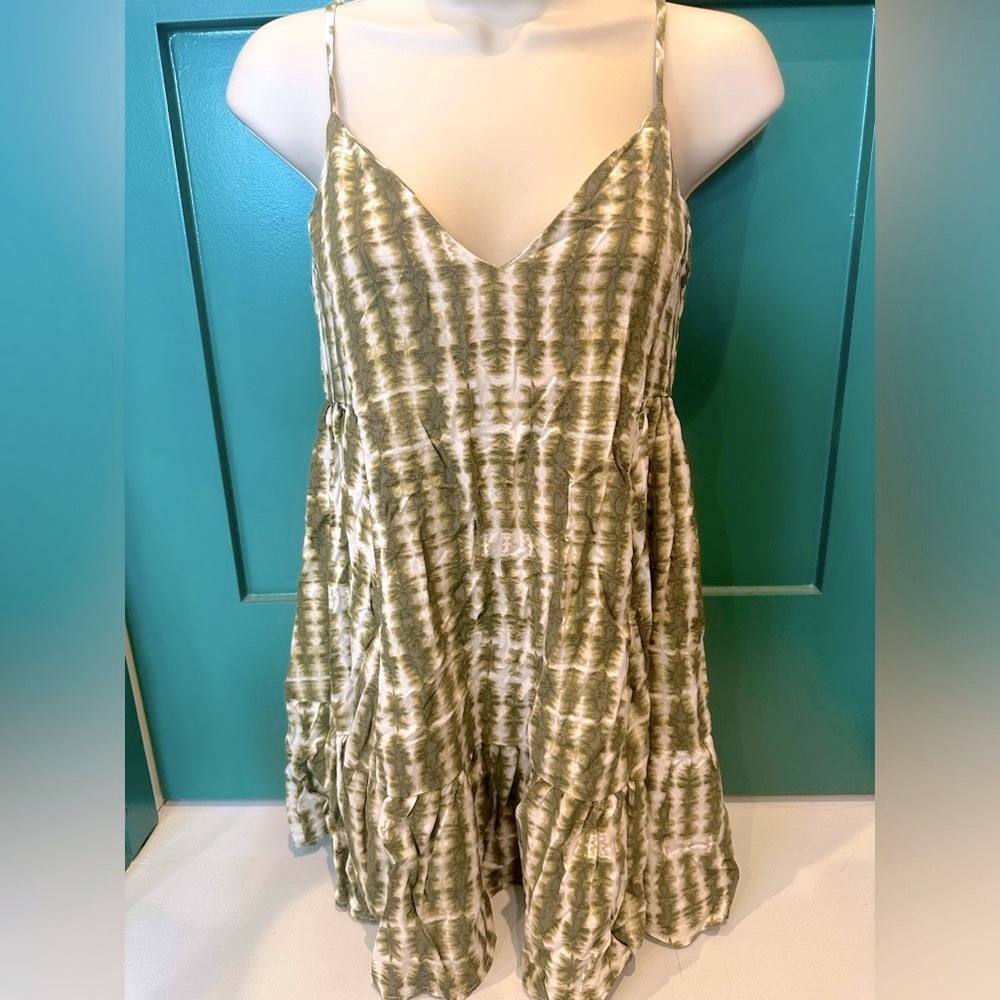 Urban Outfitters, NWOT and so damn cute, white, green, taupe tie-dye pattern, XS